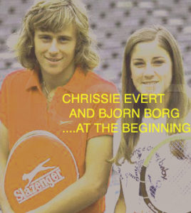 Retrato del gran tenista sueco Bjorn Borg (izquierda) y de la gran tenista estadounidense Chris Evert sosteniendo una raqueta de madera al principio de sus carreras de tenis. ca. 1970s