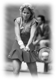 American tennis player Chris Evert-Lloyd hits a forehand during a French open match at Roland Garros stadium here 28 may 1986.